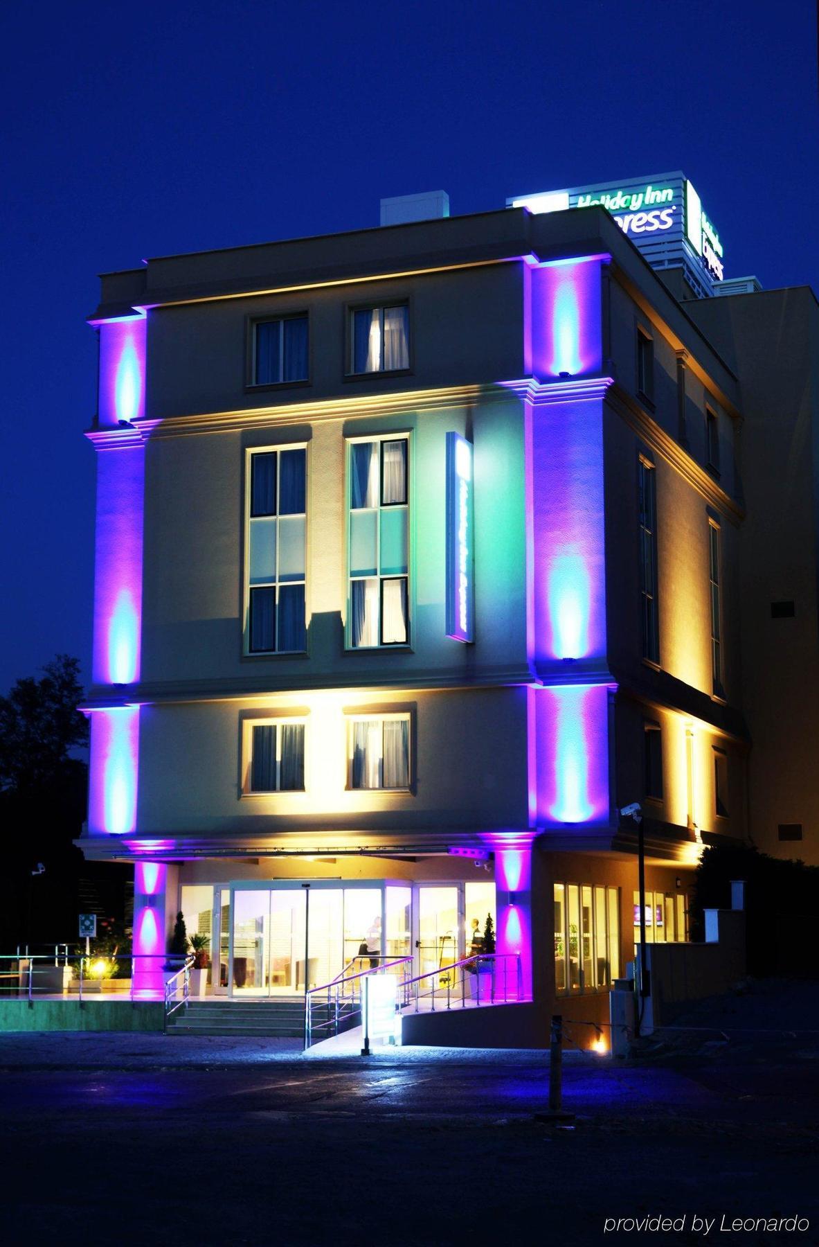 Holiday Inn Express Istanbul-Altunizade By Ihg Bagian luar foto